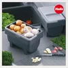Kitchen counter with onions and garlic in a storage container, with a knife and chopped garlic nearby. Anteprima dell’immagine prodotto