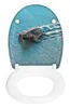 A toilet seat with a printed image of a baby sea turtle on a beach. Produktbild-Vorschau