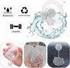 Durchsichtiger Saugnapfhaken aus Kunststoff mit spritzendem Wasser, in einer Hand gehalten, unter Wasser abgespült und einen Loofah an einem nassen Fenster haltend Anteprima dell’immagine prodotto