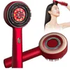Rote Kopfhaut-Massagebürste mit roten LED-Leuchten, Nahaufnahme und eine Frau, die sie auf ihrem Kopf verwendet Produktbild-Vorschau