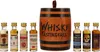 A collection of miniature whisky bottles arranged around a wooden barrel-shaped container. Produktbild-Vorschau