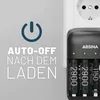 A battery charger plugged into a wall socket, with text overlay indicating an auto-off feature. Produktbild-Vorschau