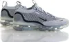 A pair of Nike Air Vapormax 2021 FK SE shoes are shown from a side-rear angle against a white background. Anteprima dell’immagine prodotto