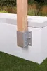 A wooden post is secured to a textured white wall with a metal bracket. Voir les images du produit