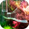 A close-up of a clear glass pipe with water inside, set against a blurred background of aquatic plants. Anteprima dell’immagine prodotto
