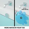A split image showing a bathtub with a faucet and drain. The left side shows a normal water level, while the right side shows a blue octopus-shaped overflow drain cover allowing for a higher water level. Produktbild-Vorschau