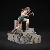 A Lara Croft statue in an action pose on a stone ruin base. Anteprima dell’immagine prodotto
