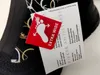 A close-up of a shoe tag with product information. Produktbild-Vorschau