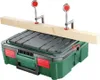 A wooden plank is clamped to a Bosch SystemBox with an integrated workbench. Anteprima dell’immagine prodotto