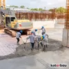 Construction workers pouring and smoothing concrete on a building site with an excavator in the background. Produktbild-Vorschau