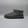 A single Ugg boot is shown against a plain gray background. Voir les images du produit