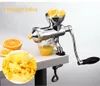 A manual juicer is shown on a table, with oranges and pulp nearby. Produktbild-Vorschau