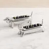 Two silver dachshund-shaped ring holders are displayed on a light-colored surface. Anteprima dell’immagine prodotto