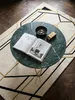 Draufsicht auf den runden Couchtisch aus echtem Marmor, arrangiert auf einem Art-Deco-Teppich neben einem Sofa, die harmonische Komposition des Wohnbereichs zeigend._#sku_SAFWL7.211# Produktbild-Vorschau