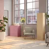 A modern living room with large windows overlooking a city street, featuring furniture and a floor lamp. Voir les images du produit