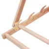 A close-up view of the wooden frame and adjustable mechanism of a beach chair. Voir les images du produit