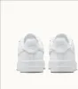 The back view of two white Nike Air Force 1 sneakers on a white background. Anteprima dell’immagine prodotto