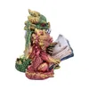 Dieses Bild zeigt Skulptur von drei kleinen Drachen, die sich um ein offenes Buch versammelt haben. Produktbild-Vorschau