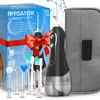 A product shot of a water flosser set, including the device, multiple attachments, a storage case, and packaging, presented with a red ribbon. Voir les images du produit