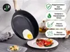 A frying pan with a fried egg is tilted over a plate of food, with marketing icons on the right. Podgląd zdjęcia produktu