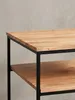 Nahaufnahme der Ecke des Couchtisches, die den präzisen Übergang zwischen der 2 cm starken Akazienholzplatte und dem mattschwarzen Metallrahmen darstellt._#sku_BARWL6.363# Produktbild-Vorschau