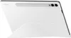 A white Samsung tablet case with a built-in stand is shown from a side angle. Voir les images du produit