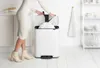 A person is putting a trash bag into a white Brabantia Bo Mülleimer in a kitchen. Náhľad obrázku produktu