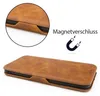 A close-up view of a brown leather flip case for a smartphone, with a magnified inset showing the magnetic closure mechanism and text indicating 'Magnetverschluss' (magnetic closure) with a magnet icon. Anteprima dell’immagine prodotto