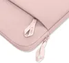 Close-up of a pink laptop sleeve showing the zipper and a fabric pull tab with a logo. Anteprima dell’immagine prodotto