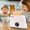 A toy toaster with pop-up toasts sits on a wooden table, with two children blurred in the background. Anteprima dell’immagine prodotto