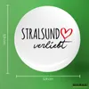 Huuraa Button Stralsund verliebt 59mm rund mit Produktbild-Vorschau 3
