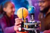 42179 – LEGO Technic – Planet Erde und Mond in der Produktbild-Vorschau 9