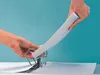 Hands are shown inserting a stack of white paper into a silver binder ring. Produktbild-Vorschau