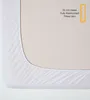 A close-up view of a white fitted sheet with an elasticated skirt, showing its texture and depth. Anteprima dell’immagine prodotto