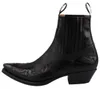 Das Bild zeigt einen schwarzen Stiefel der schlicht und elegant aussieht. Der Stiefel ist von der Seite abgebildet und hebt die Form und das Design hervor. Produktbild-Vorschau