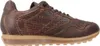 A side view of a brown leather sneaker. Voir les images du produit