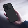 A hand holding a black phone case with a camera cover. Náhled obrázku produktu