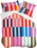 A colorful duvet cover and pillow set laid out on a bed. Voir les images du produit