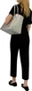 A person is shown from the back, wearing black clothing and carrying a gray woven tote bag. Produktbild-Vorschau
