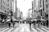 Gartenposter - 120x80 cm - Ginza im Regen Schwarz-Weiß-Foto Produktbild-Vorschau 2