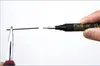 A hand holding a black marker pen with a silver tip, pointing towards a thin black rod held by a pair of pliers. Produktbild-Vorschau
