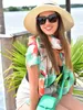 styleBREAKER Damen Schal mit buntem Blumen Muster im Produktbild-Vorschau 3