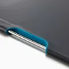 A close-up view of a cutting board with a steel rod and blue trim. Anteprima dell’immagine prodotto