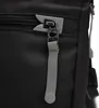 A close-up of a black bag's zipper with a gray pull tab. Voir les images du produit