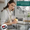 A woman is washing a metal container in a kitchen sink, with product feature callouts in the background. Produktbild-Vorschau