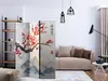 A room with a sofa, shelving unit, and a folding screen with a Japanese-inspired design. Náhled obrázku produktu