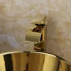 A close-up of a gold faucet and sink. Anteprima dell’immagine prodotto
