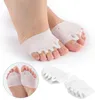 A close-up shot of a person's feet wearing white silicone toe separators. Anteprima dell’immagine prodotto