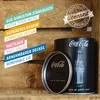 A Coca-Cola tin with its lid off, placed on a wooden surface, with descriptive text overlays. Produktbild-Vorschau