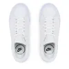 A top-down view of a pair of white Nike sneakers. Podgląd zdjęcia produktu